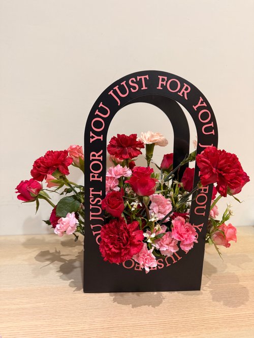 Simple hollow hand-held flower basket paper